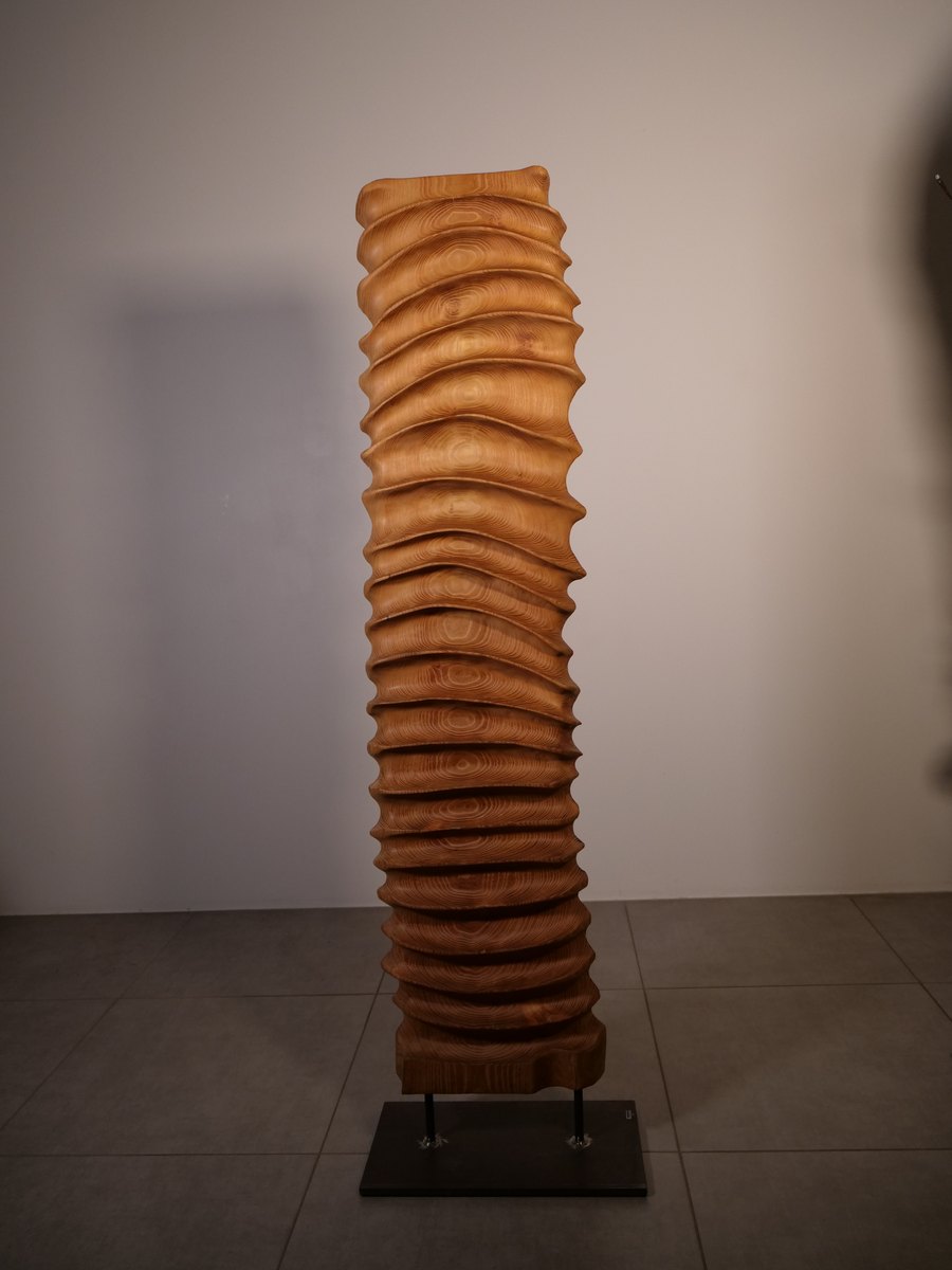 Colonne de disques empilés en bois clair